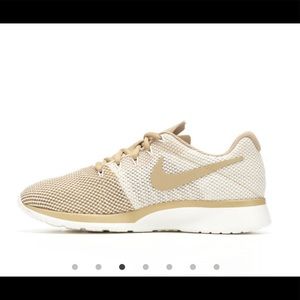 Brand new Nike Tanjun Racer in Mushroom/Sail  SZ 9